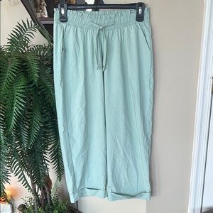 NWOT Vertiche Cropped Light Green Pants Stretch Waist Capris Casual